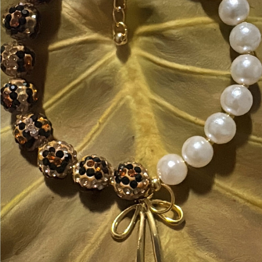 Elegant Gold and Pearl Women's Bracelet